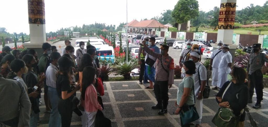 podiumnews.com-Polisi Amankan Banyu Pinaruh di Pura Ulundanu